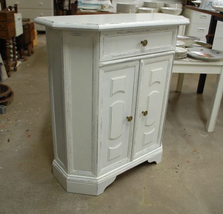 (L-810) Valge kitsas kummut