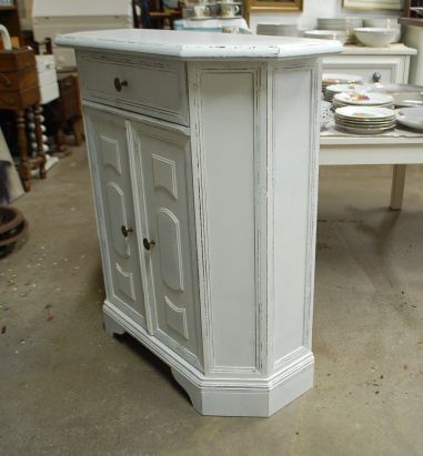 (L-810) Valge kitsas kummut