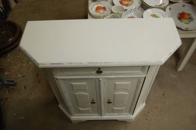 (L-810) Valge kitsas kummut