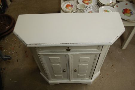 (L-810) Valge kitsas kummut