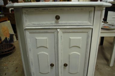 (L-810) Valge kitsas kummut