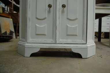 (L-810) Valge kitsas kummut