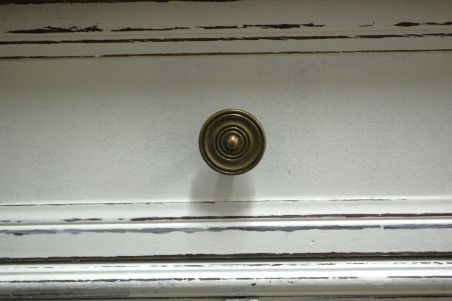 (L-810) Valge kitsas kummut