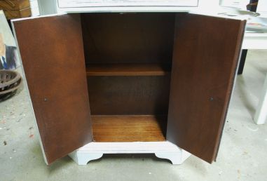 (L-810) Valge kitsas kummut