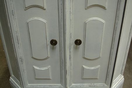 (L-810) Valge kitsas kummut