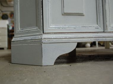 (L-810) Valge kitsas kummut