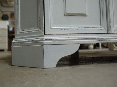 (L-810) Valge kitsas kummut