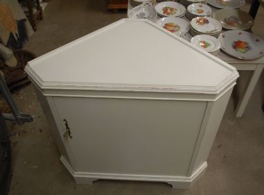 (L-811) Valge nurgakapp