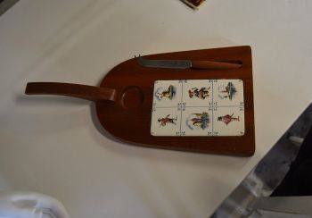 (n-7733) Lõikelaud noaga, juustualus 2