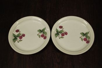 (n-7775) Ditmar Urbach, vaarikatega taldrikud, 2tk