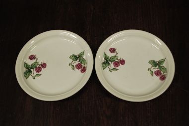 (n-7775) Ditmar Urbach, vaarikatega taldrikud, 2tk