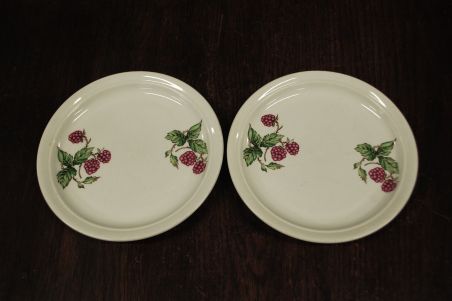 (n-7775) Ditmar Urbach, vaarikatega taldrikud, 2tk