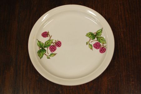 (n-7775) Ditmar Urbach, vaarikatega taldrikud, 2tk