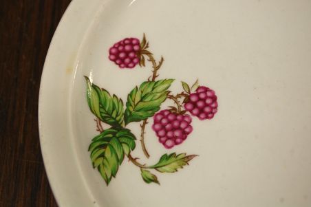 (n-7775) Ditmar Urbach, vaarikatega taldrikud, 2tk