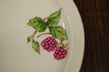 (n-7775) Ditmar Urbach, vaarikatega taldrikud, 2tk