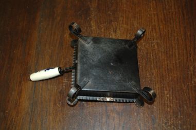 (n-7780) Delft, Rembrandt " Old Woman Reading a Lecionary", huvitav tuhatoos