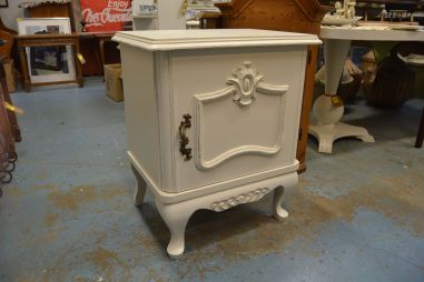 (n-7786) Valge väiksem kummut, öökapp