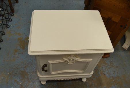 (n-7786) Valge väiksem kummut, öökapp