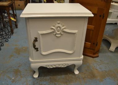 (n-7786) Valge väiksem kummut, öökapp