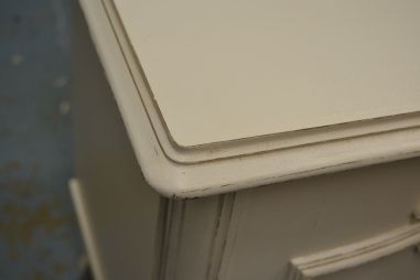 (n-7786) Valge väiksem kummut, öökapp