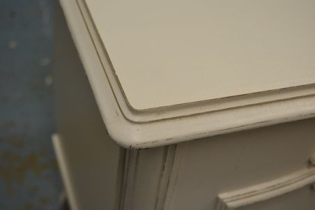 (n-7786) Valge väiksem kummut, öökapp