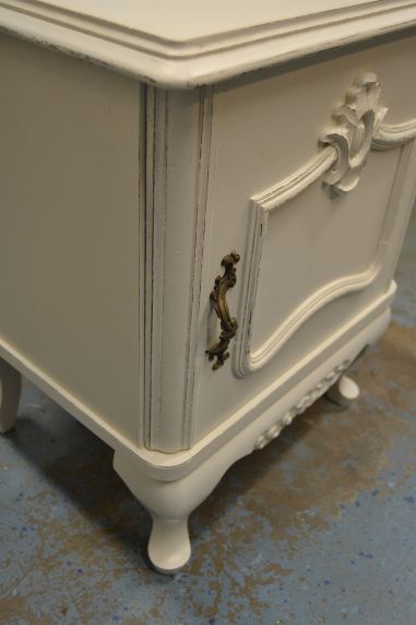 (n-7786) Valge väiksem kummut, öökapp