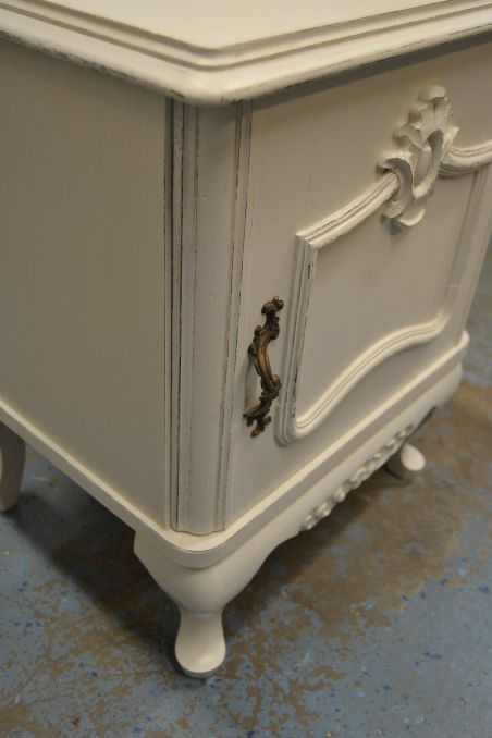 (n-7786) Valge väiksem kummut, öökapp