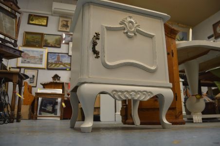 (n-7786) Valge väiksem kummut, öökapp