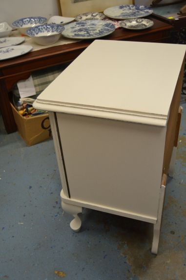 (n-7786) Valge väiksem kummut, öökapp