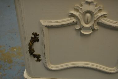 (n-7786) Valge väiksem kummut, öökapp