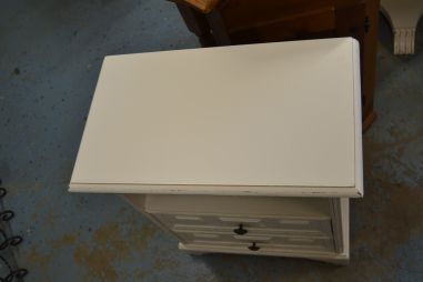 (n-7790) Valge kummut, öökapp