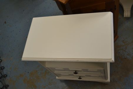 (n-7790) Valge kummut, öökapp