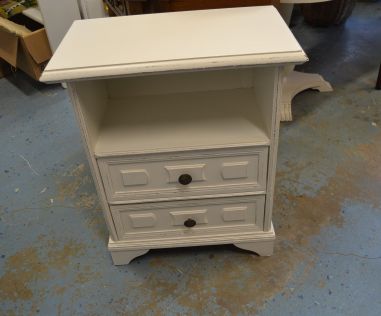 (n-7790) Valge kummut, öökapp