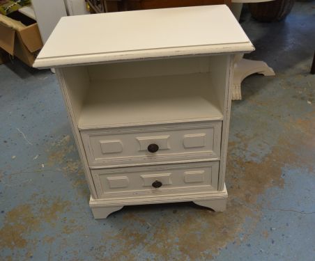 (n-7790) Valge kummut, öökapp