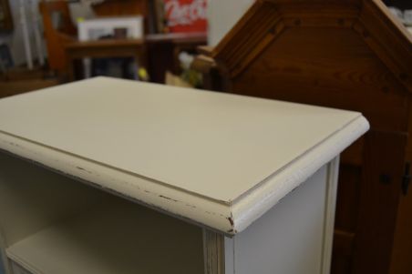 (n-7790) Valge kummut, öökapp