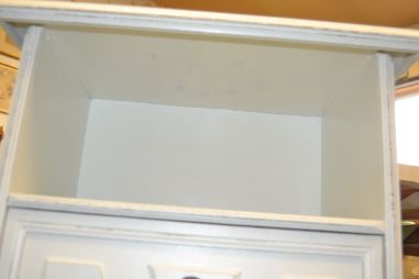 (n-7790) Valge kummut, öökapp