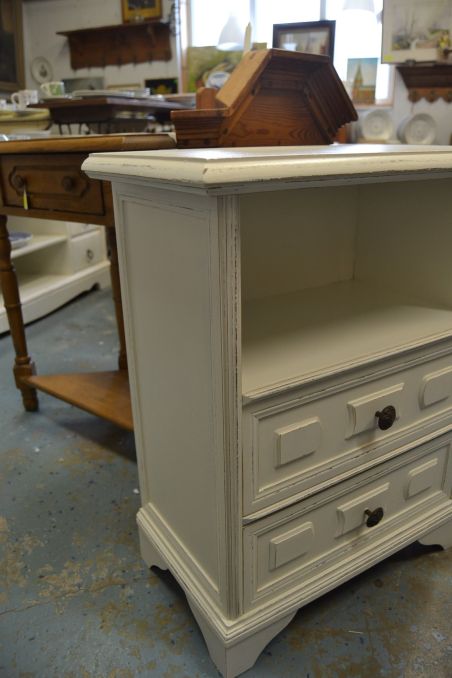 (n-7790) Valge kummut, öökapp