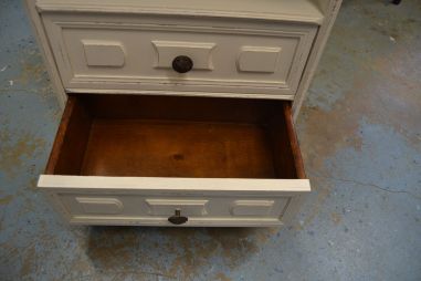 (n-7790) Valge kummut, öökapp