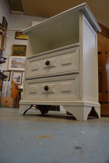 (n-7790) Valge kummut, öökapp