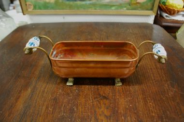 (n-7800) Keraamiliste käepidemetega metallist anum