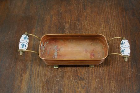 (n-7800) Keraamiliste käepidemetega metallist anum