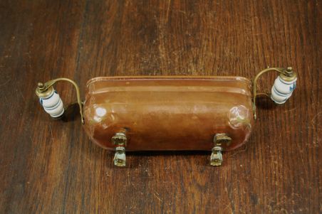 (n-7800) Keraamiliste käepidemetega metallist anum