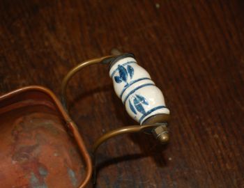 (n-7800) Keraamiliste käepidemetega metallist anum 2