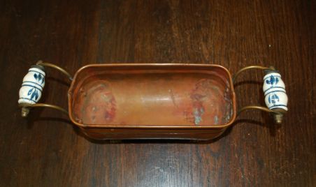 (n-7800) Keraamiliste käepidemetega metallist anum