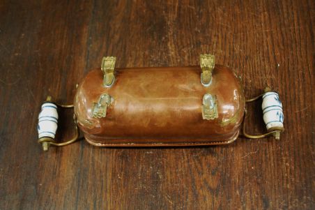 (n-7800) Keraamiliste käepidemetega metallist anum