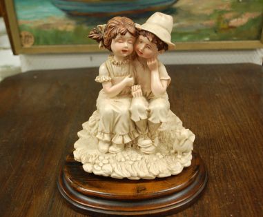 (n-7805) Kuju "Tüdruk, poiss ja koer"