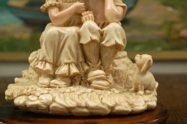 (n-7805) Kuju "Tüdruk, poiss ja koer"