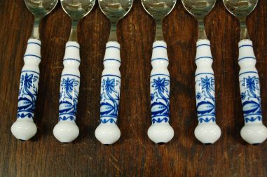 (n-7810/1) Unimewa DDR, sibulamustrilised portselanist käepidemetega tordilusikad, 6tk