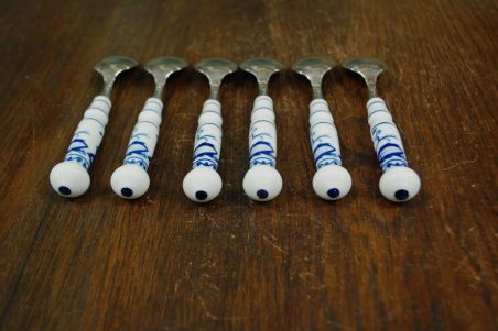 (n-7810/1) Unimewa DDR, sibulamustrilised portselanist käepidemetega tordilusikad, 6tk