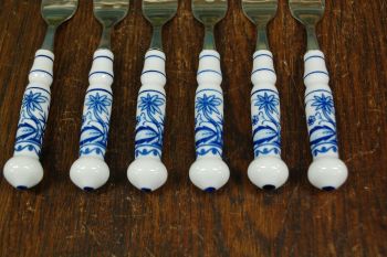 (n-7810/2) Unimewa DDR, sibulamustrilised portselanist käepidemetega tordikahvlid, 6tk 2